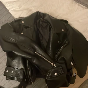 Skinnjacka  - Säljer denna skinnjacka i bra sick💗här en till lika dan fast från pull en bear också om nån e intreserad