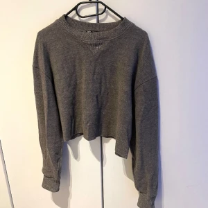 Zara tröja - Superfin tröja från Zara i storlek M, har inte kommit till användning! Lite kortare i modellen så skulle säga att den även passar S, men inte mycket kortare😊