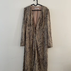 Klänning adoore - Klänning från adoore. Använd väldigt sparsamt Inköpspris 1495