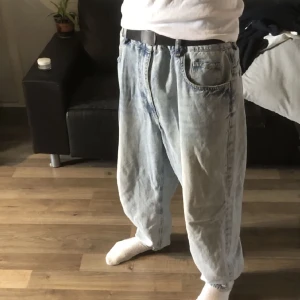 Ljusblå baggy jeans - Hej! Säljer dessa snygga baggy jeans 👖. De är i fint skick utan hål eller andra skador. Hör gärna av dig vid intresse!😊
