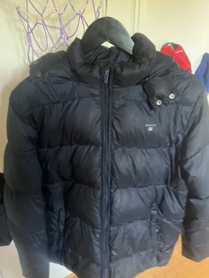 Gant jacka - Säljer nu min Gant jacka eftersom den har blivit förliten. Jackan är en riktigt varm och skön jacka speciellt på vintern men även på sen höst/tidig vår. Jackan är använd en vinter. Priset kan diskuteras vid snabb affär. Ny pris 1099
