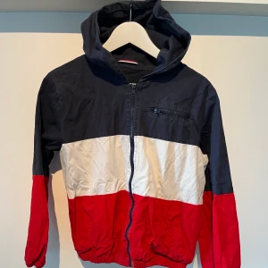 Huvtröja olika färger - Rensar ut min garderob för saker jag inye använder. För mer frågor, bara och skicka iväg ett meddelande!😋 (Ingen jacka men kan användas som vårjacka) One size på denna men passar S