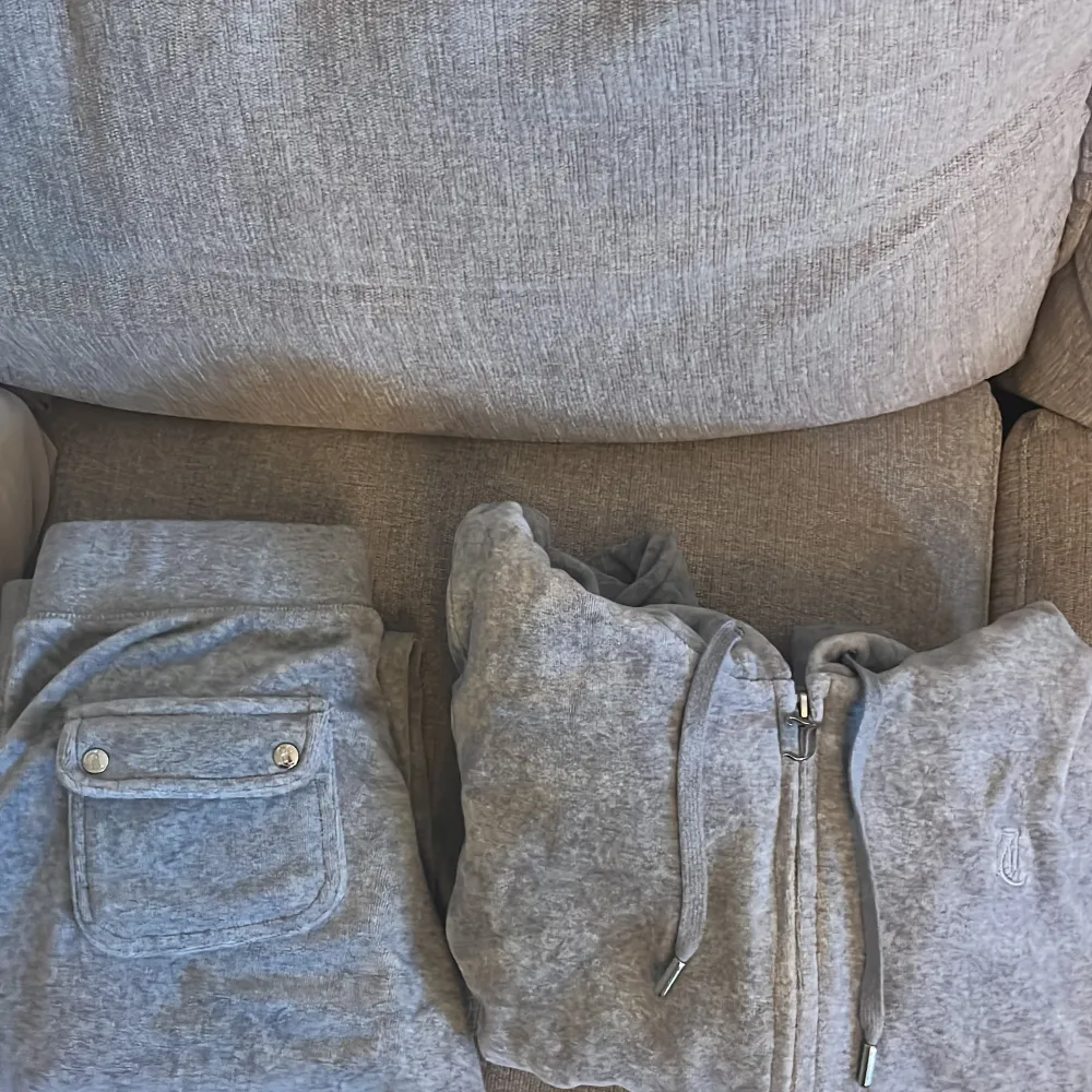 Säljer mitt juicy set i färgen grey marl, byxorna är storlek S och koftan M. Helt oanvända pris kan diskuteras . Jeans & Byxor.