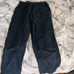 Marinblåa linnebyxor - Marinblåa linnebyxor, som är knappt använda. Inga defekter. Hör av er om ni vill ha fler bilder🩷