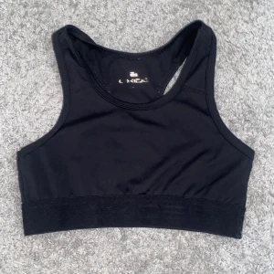 Svart topp - Säljer nu denna svarta topp vi skäl av att den är för liten. Den är i storlek 122/128. Pris går att diskuteras❤️