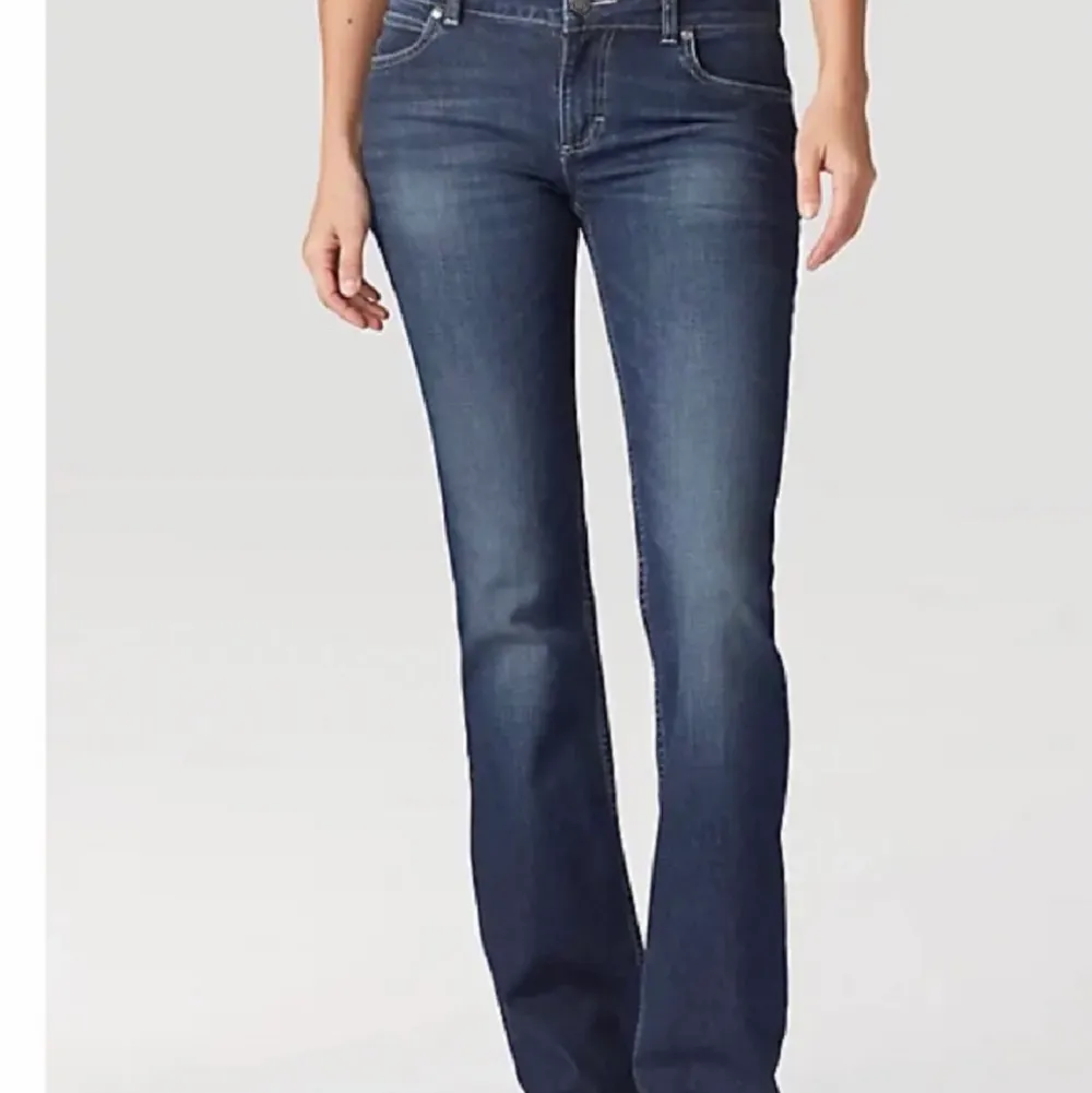 Säljer nu mina Wrangler jeans i storlek xs, då de inte passar mig🌸 dem är anävnda men bra skick, skriv gärna vid frågor💕 fler bilder går att fixa vid intresse✨( det är inte samma jeans på bilderna utan ungefär hur mina ser ut). Jeans & Byxor.