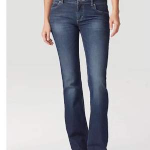 Säljer nu mina Wrangler jeans i storlek xs, då de inte passar mig🌸 dem är anävnda men bra skick, skriv gärna vid frågor💕 fler bilder går att fixa vid intresse✨( det är inte samma jeans på bilderna utan ungefär hur mina ser ut)