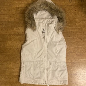 Väst med pälsluva - Sååå snygg väst!!! Storlek S ungefär  ganska tunn Tryck på köp nu😁💗