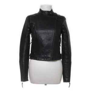 Bikerjacka - Ascool bikerjacka i skinnimitation från Vero Moda med krage och dragkedjsdetaljer!!🖤🐈‍⬛🔗Otroligt snygg nu till hösten! Använd ett fåtal gånger!
