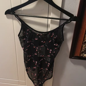”Genomskinlig” blommig body - Säljer denna body från Bik Bok som jag inte kunnat använda då den inte passat min storlek. Lapparna sitter kvar och den är i toppskick. 