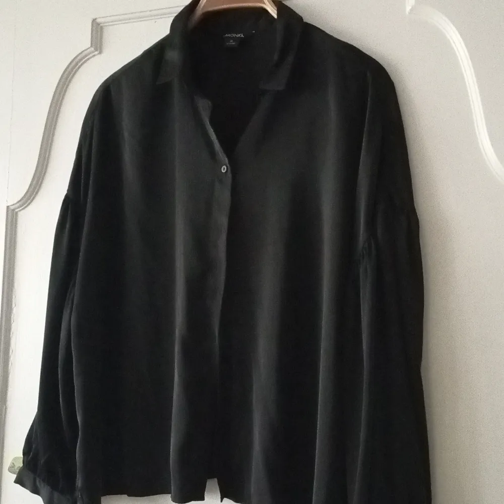En svart skjorta från Monki i siden matrial. Använd 1 gång.. Skjortor.