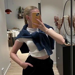Vit croptop - Vit croptop från Gina Tricot i storlek XS. Jättebra skick, inga fel!