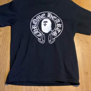 En bape chromehearts t-shirt som ny använd en gång pris kan diskuteras. Storleken är L men passar som M. Tröjan kommer i en Bape påse.