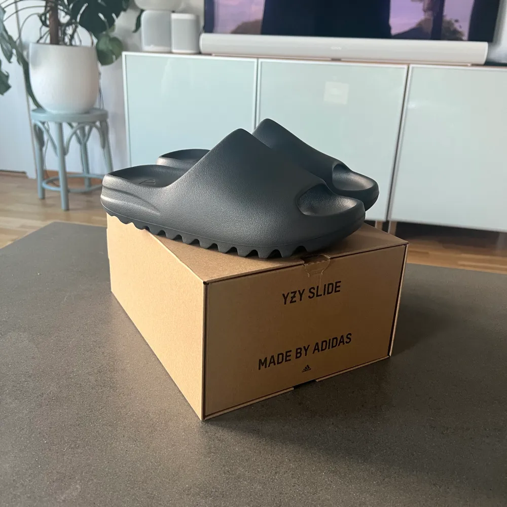 Helt nya ”Slate Grey” yeezy slides i storlek 43. As sköna tofflor, äktenshetsbevis/kvitto finns. Skor.