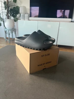 Yeezy slides - Helt nya ”Slate Grey” yeezy slides i storlek 43. As sköna tofflor, äktenshetsbevis/kvitto finns