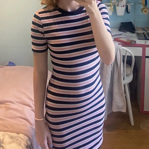 Randig klänning - Randig klänning ifrån hm