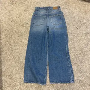 Dessa jeans från Gina tricot säljs för att dem var alldeles för stora. Har andvänt dem ca 8 gånger skriv privat för mer info 