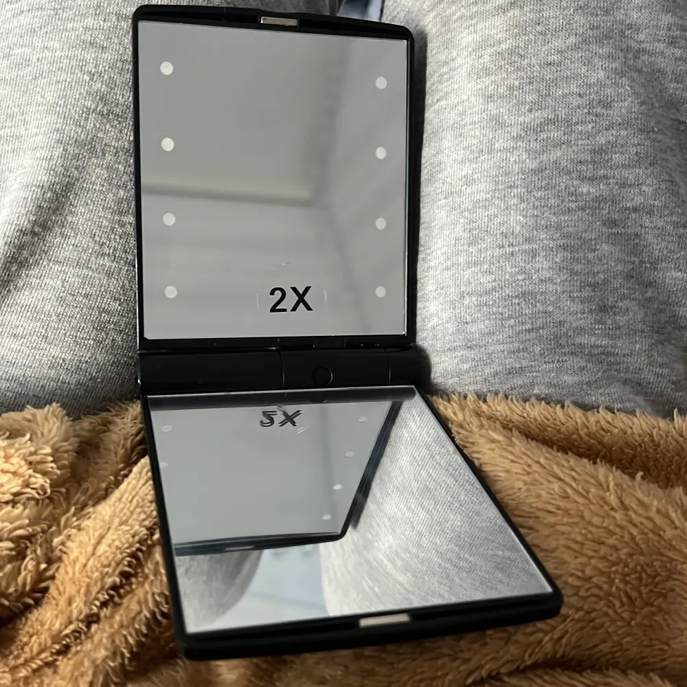 spegel med ljus vanligt och 2x finns från browngame cosmetics. Accessoarer.