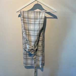 Rutiga byxor tall - Rensar ut min garderob för saker jag inte använder. För mer frågor, bara och skicka iväg ett meddelande!😋 (Frakt varierar storleken på plagget) Passar mig som är 180cm. Funkar också ner till 175cm.🫶🏽 (stretch)