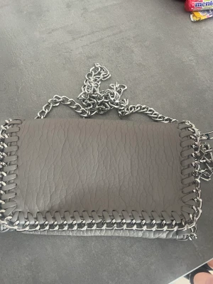 Tiamo - Säljer min Tiamo väska, den är som ny och i bra skick❤️hör av er om frågor.  Säljer väskan för den inge kommer till användning.  50kr frakt.