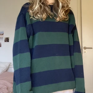 Brandy Melville tate sweatshirt💙💚  - Brandy Melville sweatshirt som inte säljs längre! Passa på och köp nu för bra pris vet ja!🩷