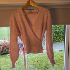 Kofta  - Säljer denna fina rosa kofta ifrån other stories💕