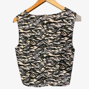 Blå, mönstrad topp - Blå mönstrad topp i fint skick- köpt second hand men aldrig använt själv