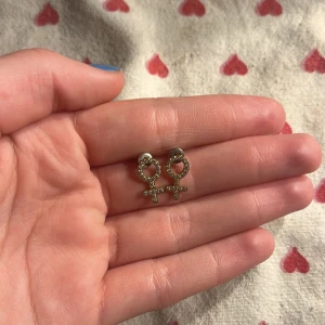 Kvinno tecken örhängen  - Använda få gånger 