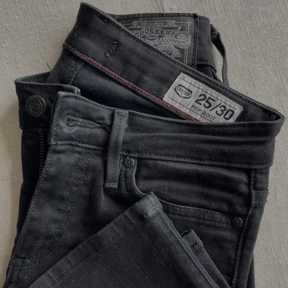 Svarta jeans. Crocker, modell pep boot. Stl 25/30. Använda men fortsatt fint skick. . Jeans & Byxor.