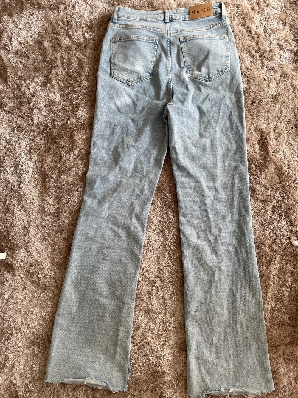 Oanvända jeans från na-kd Helt nya och oanvända  Storlek 38 Bootcut. Jeans & Byxor.