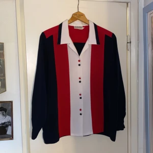 Vintage blus - GALET UNIK OCH SNYGG vintage blus från Spaderdam! I nyskick! Sidenmaterial. Är så kär i mönstret och hantverket! 