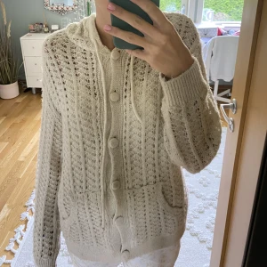 Stickad hoodie - Mysig stickad hoodie i fint mönster. Bra skick!