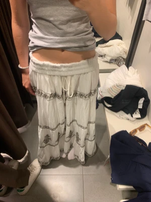 Långkjol zara - Jag säljer den här fina lång kjolen ifrån zara!! Använd endast några gånger💞💞kjolen är i storlek S men passar även i XS!!