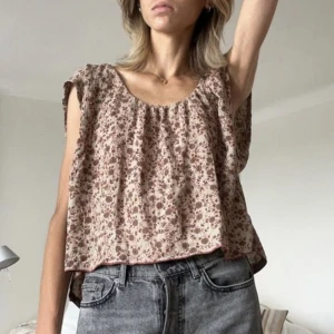 Blommig topp - Söt blommig topp, funkar att ha både of schoulder och över ena/bägge axlar. Är i storlek L men funkar prima oversized på mig som vanligtvis bär size S. Möts upp vid Slussen om så önskas🦸‍♂️