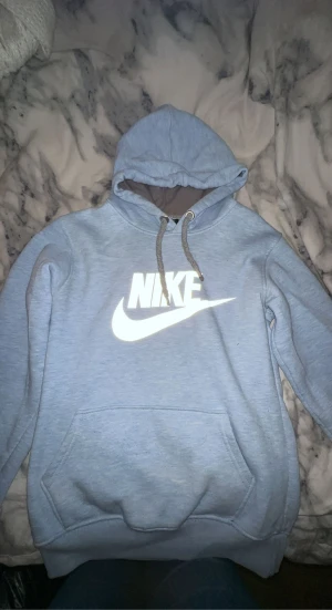 Nike hoodie  - Säljer min Nike hoodie. Den har bläck skador på undersidan av vänster armen (har ej testat tvätta bort de) men det är inget som syns så mycket när man väl bär den. Den är i storlek M men är mindre dvs XS-S.
