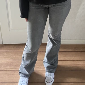 Gina tricot jeans - Säljer dessa full leight flaire gråa jeans från gina, de är lite slitning där nere för de har varit lite långa annars superfina