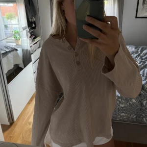 Stickad tröja med knappar - SKITSNYGG stickad tröja med knappar upptill, sitter så snyggt och är så så skön. Använd kanske 3 gånger. 