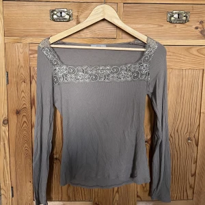 Tröja med spets - Grå fin långärmad tröja med spets! Jättemjukt material.