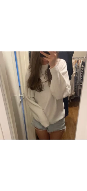 Stickad tröja  - Säljer denna vita stickade tröja från hm perfekt till hösten!💕💕 