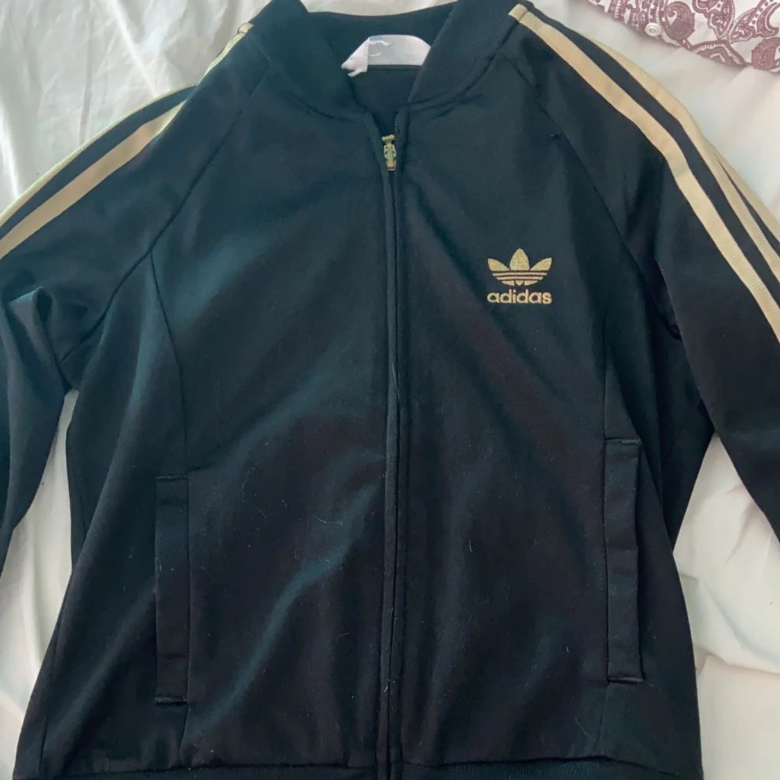 Fin adidas tröja. Köpte på Plik men den va för kort i armarna :( - 90