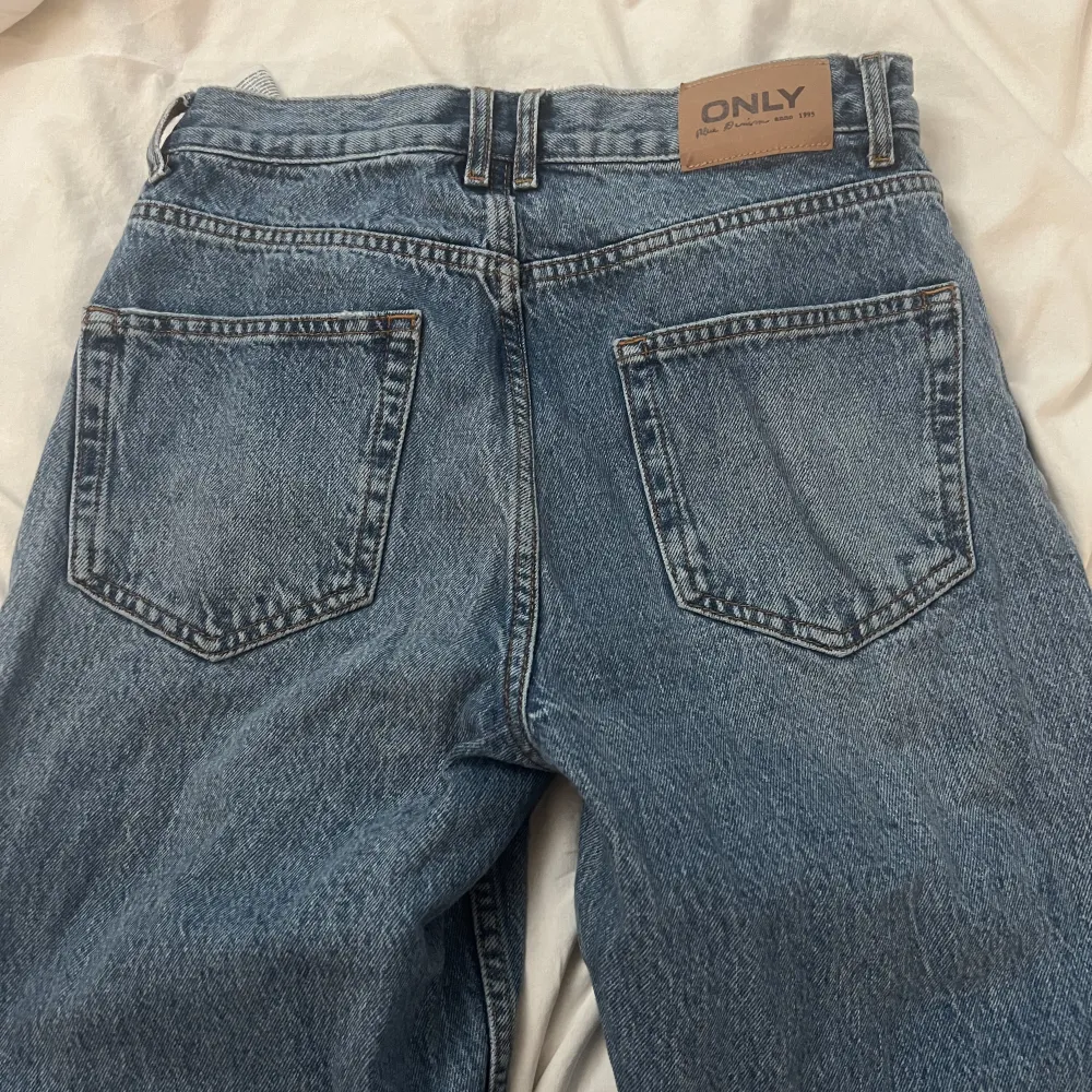 Blåa jeans med slits storlek 34 längd 32 Aldrig använda då dom är förkorta på mig. Beställda från Nelly . Jeans & Byxor.