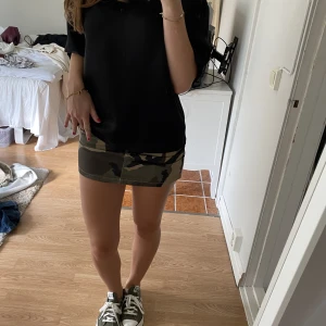 Militär kjol - Super snygg militärmönstrad mini kjol!! Går att ha till vardags och till fest😍 Ganska stretchiga material!!