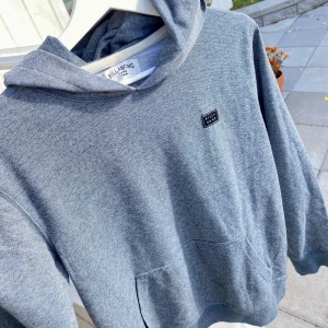 Oanvänd Billabong Hoodie - Hej, säljer en oanvänd hoodie från Billabong i storlek Small. Perfekt skick. Nypris runt 800kr. Snygg blå färg. Najs basic plagg. Pris inte hugget i sten. Tveka inte på att höra av dig. 