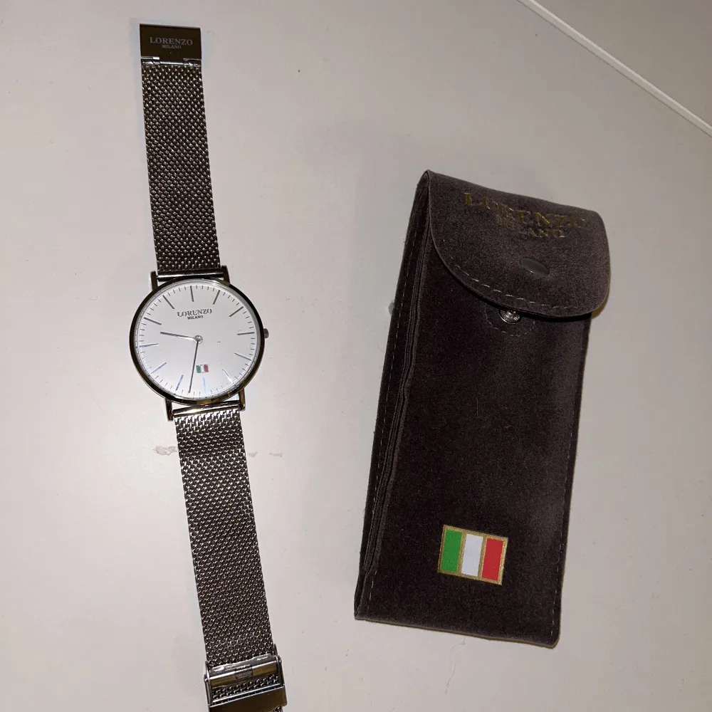 Oanvänd Lorenzo milano klocka.  Osäker om det går att justera armbandet. Kommer i en förpackning för klockan.  Ny pris: 400kr . Accessoarer.
