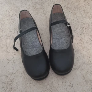 Svarta skor - Har använt dessa skor till re:zero rem cosplay men går även att ha dom till vardags, använda, storlek 39. Möts upp i vänersborg.