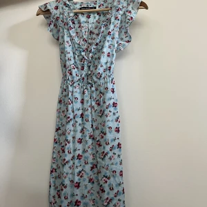 Blommig klänning  - Blommig klänning inköpt från London i storlek: xs-s 