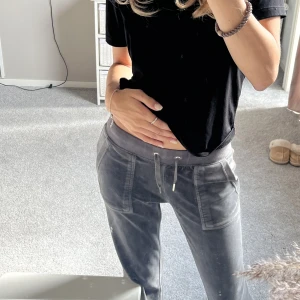 Super fina och sköna Juicy byxor - Säljer mina jättefina juicy byxor då som inte kommer till användning.  Färgen är mörkgrå i strl xxs men passar även om man har strl xs-s🤍🤍🤍