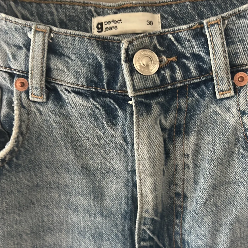 Gina jeans utsläppta, har dessvärre två fläckar på baksidan men syns knappt vid användning. Jag har inte prövat att ta bort dem då jag inte orkar men därav priset😊. Jeans & Byxor.