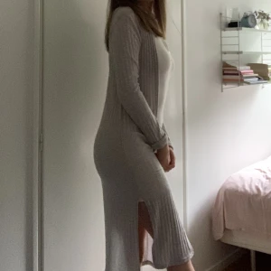 Lång grå cardigan - Lång grå cardigan med sluta på båda sidorna. Aldrig använd. Slutsåld på hemsidan.