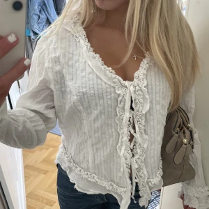Vit blus - Fin vit blus jag köpt på en loppis men som har mycket bra skick! Jag säljer den då den är lite stor på mig